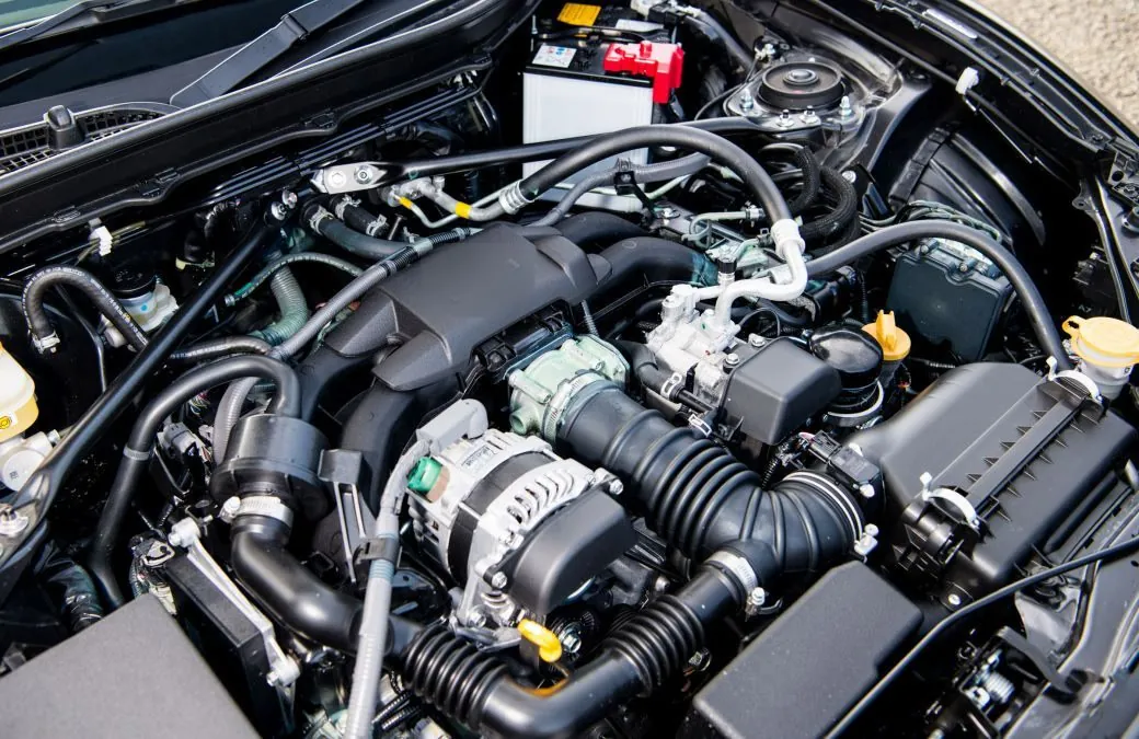 Compartimiento de motor boxer limpio y ordenado