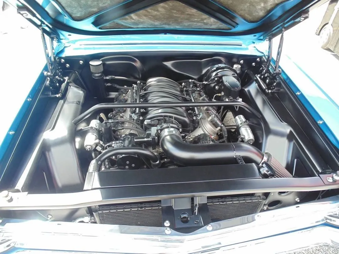 Compartimiento de motor V8 negro personalizado: estética automotriz en Azcapotzalco