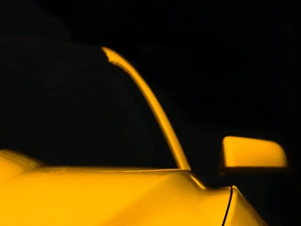 Faro LED amarillo de un Mustang sobre fondo oscuro