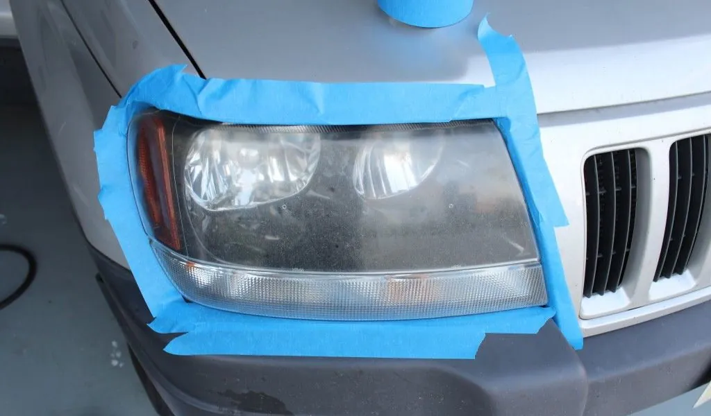 Faro opaco protegido con cinta antes de restaurarlo: restauración de faros