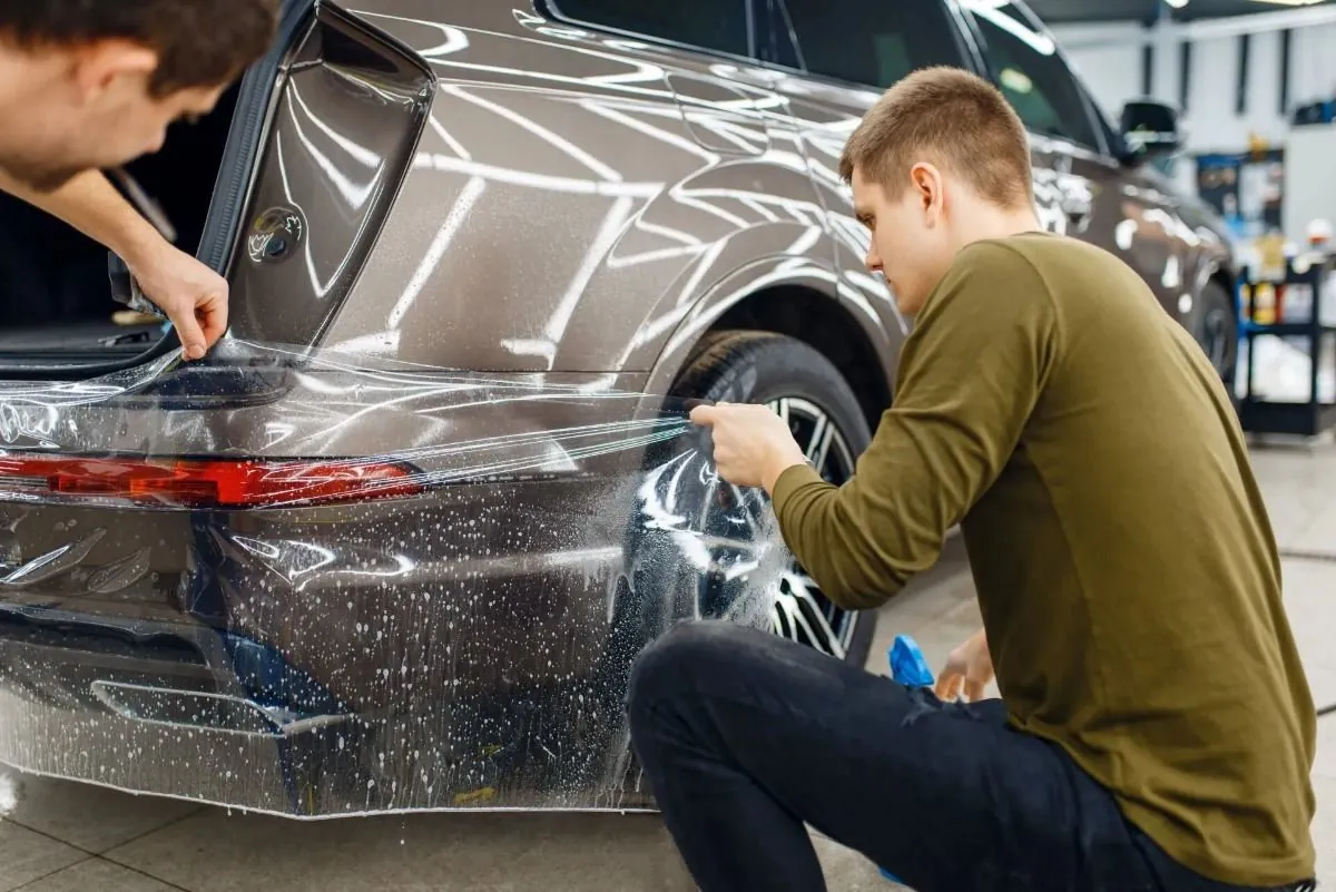 Instalación de película transparente sobre la defensa de un auto: estética automotriz en Iztapalapa
