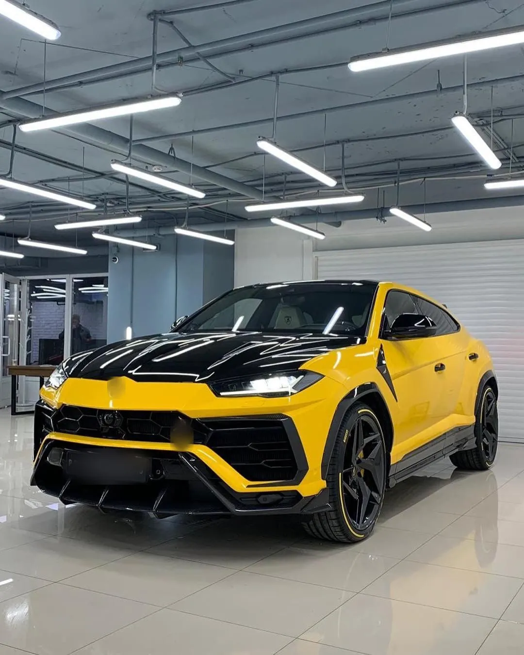 Lamborghini Urus amarillo en un estudio de detallado: detallado automotriz