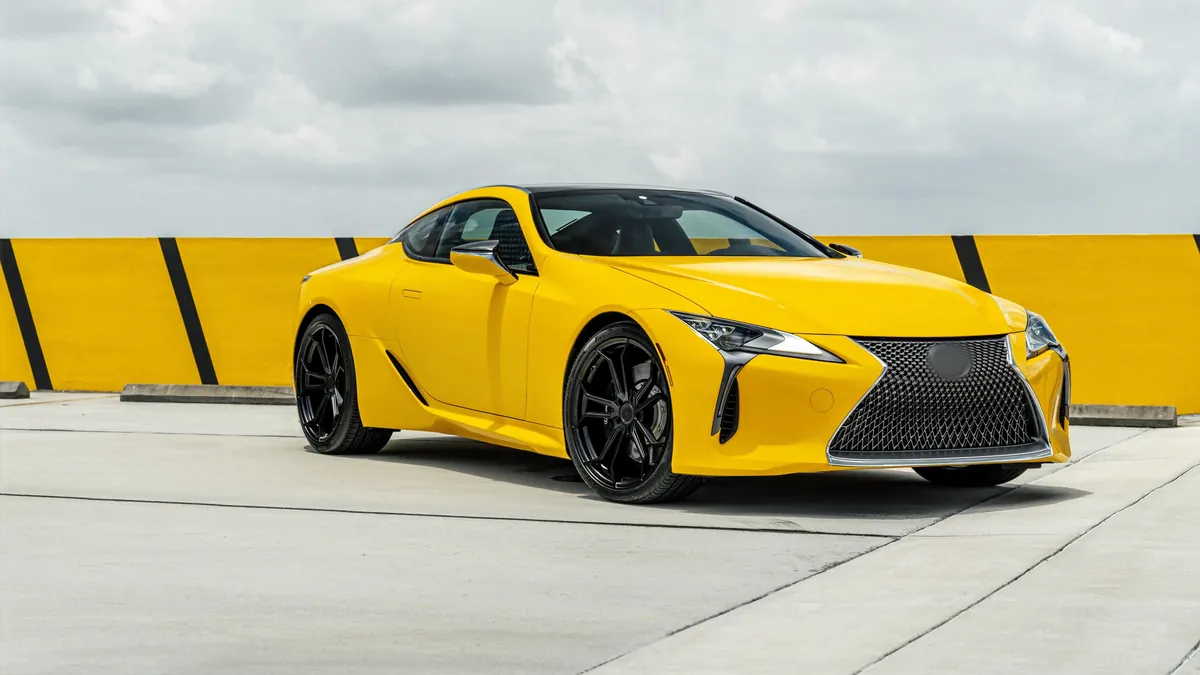 Lexus LC amarillo sobre pavimento claro tras un detallado