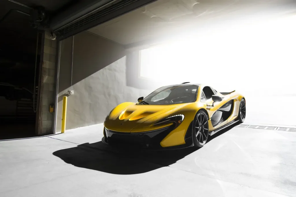 McLaren P1 amarillo en un garaje con luz natural
