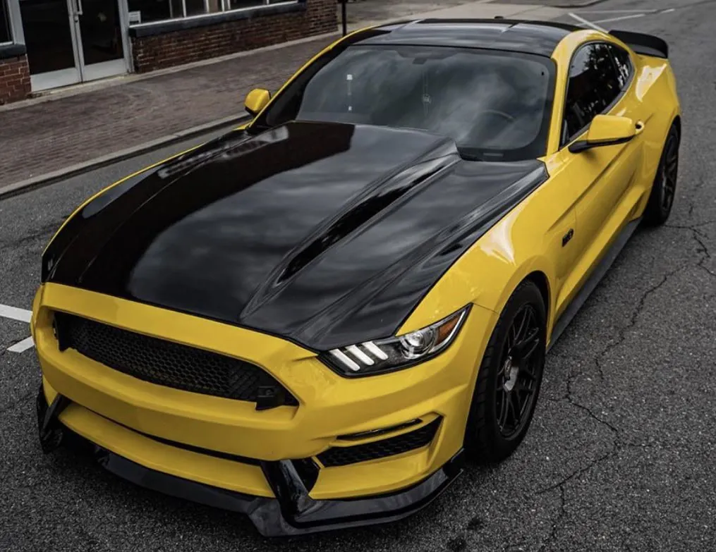 Mustang amarillo con cofre negro brillante