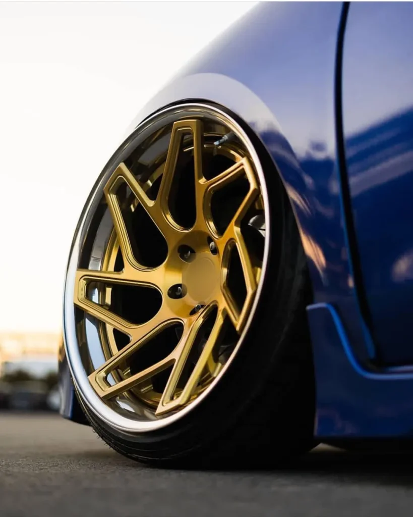 Rin dorado de un auto azul en detalle