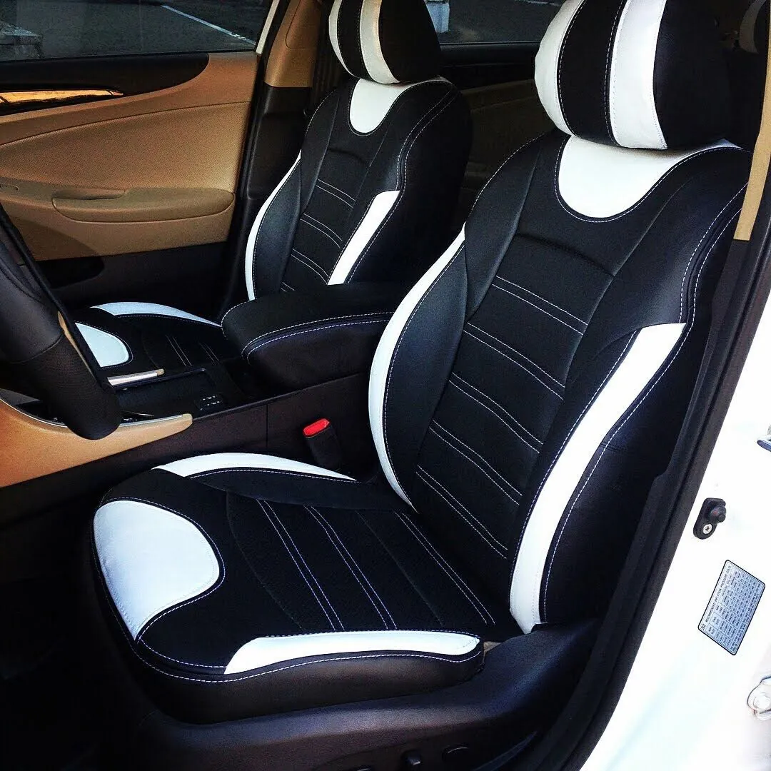 Tapicería negra con costuras blancas en asientos de auto: lavado de vestiduras de auto